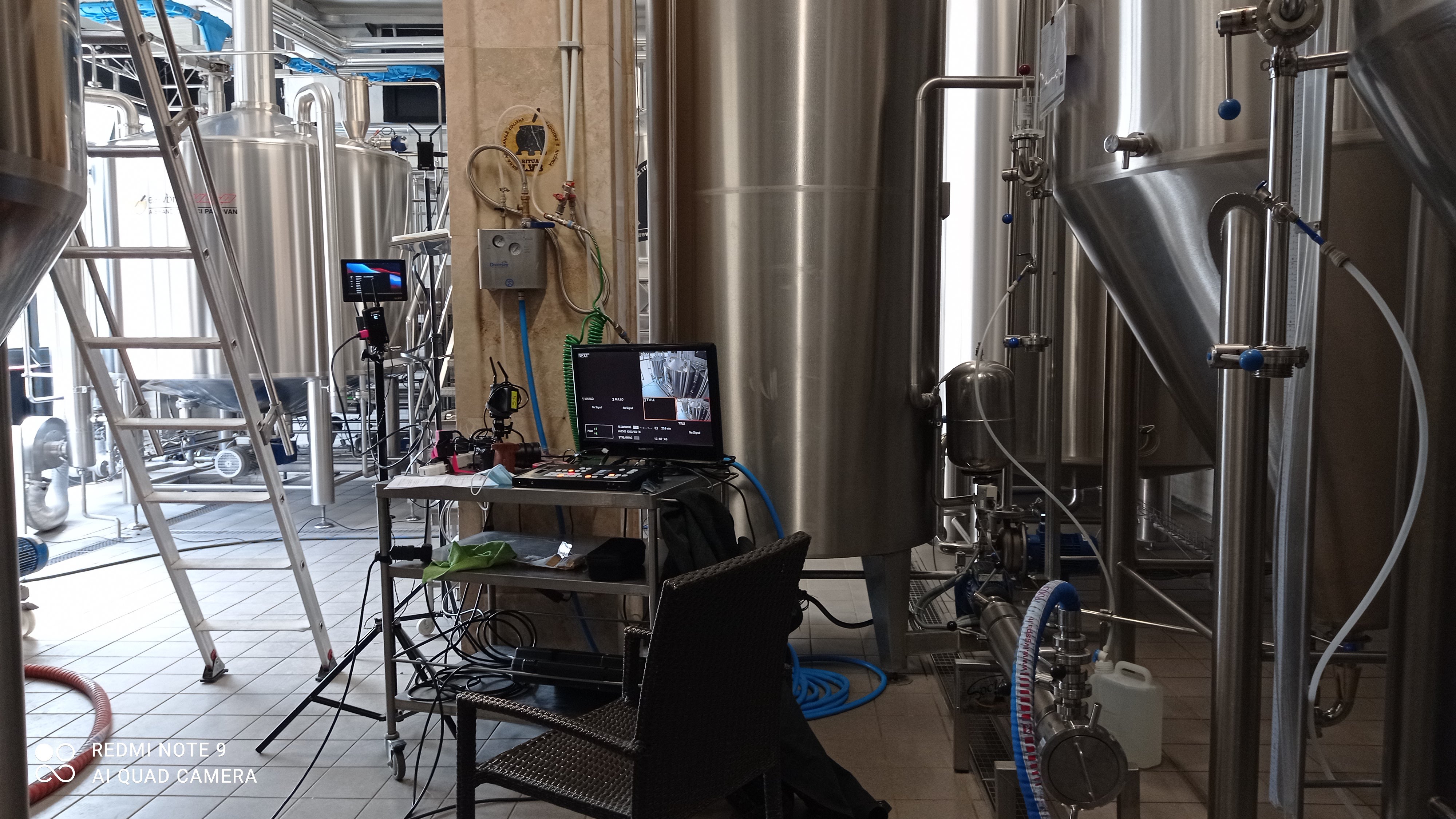 Backstage tecnico con monitor e mixer video